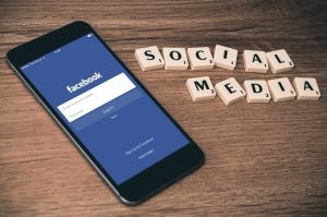 Mobiel met Facebook en scrabble letters social media